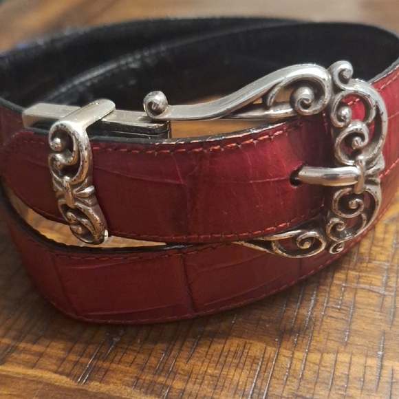 Elegant Black Leather Belt with Silver Buckle - Picture 2 of 6